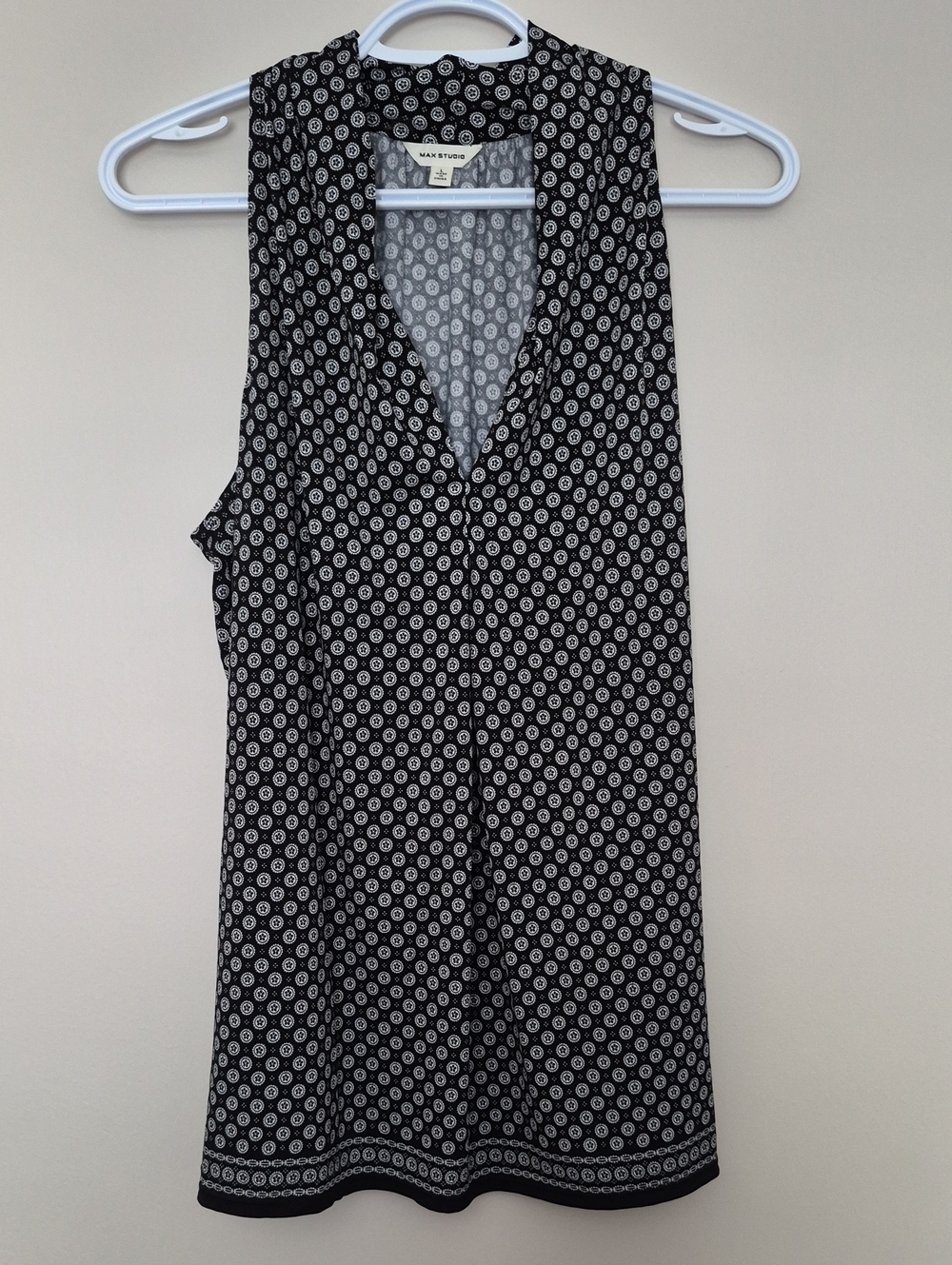Max Studio Black and White Printed Sleeveless V-Neck Camisole